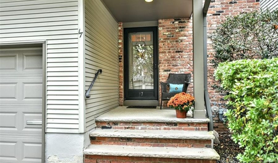 17 Allison Ct, Allendale, NJ 07401 - 2 Beds, 3 Bath