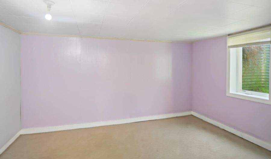 921 NE 9th Ave, Aberdeen, SD 57401 - 4 Beds, 2 Bath