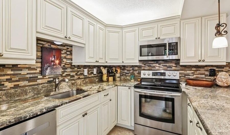 7 Atrium Cir D, Atlantis, FL 33462 - 3 Beds, 3 Bath