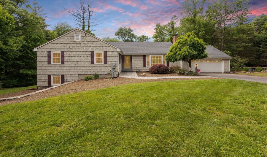 26 Brookmoor Rd, Avon, CT 06001 - 4 Beds, 2 Bath
