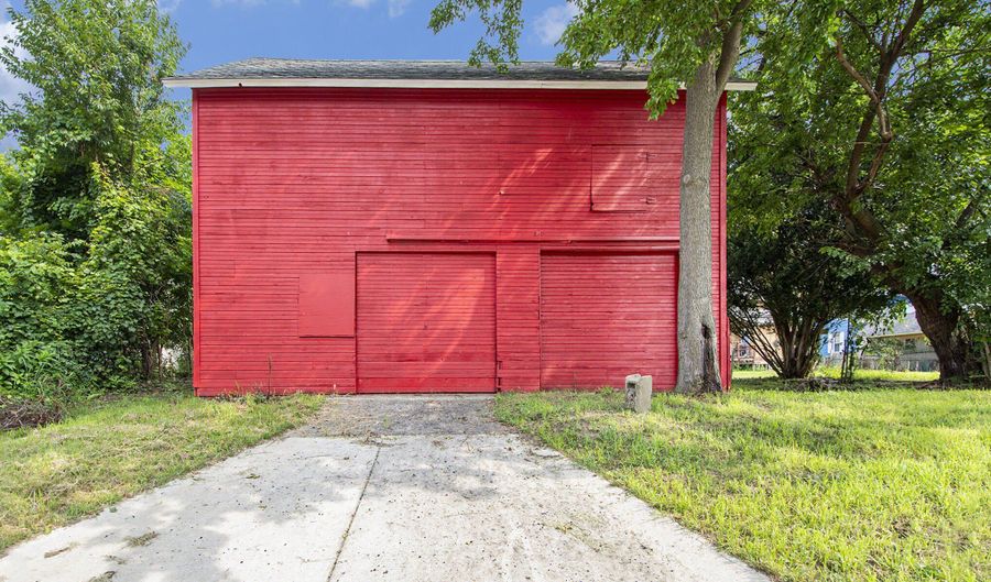 208 E Oak St, Albion, MI 49224 - 5 Beds, 2 Bath