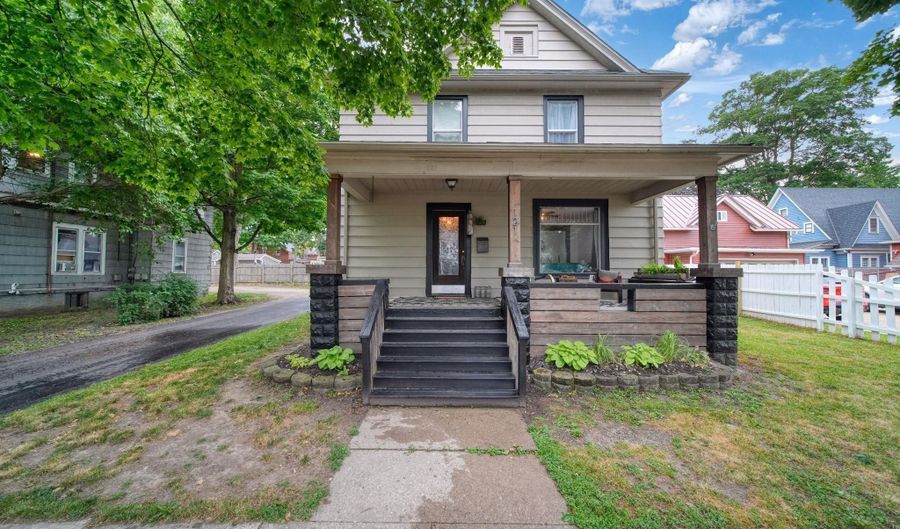 121 Dallas St, Adrian, MI 49221 - 4 Beds, 2 Bath
