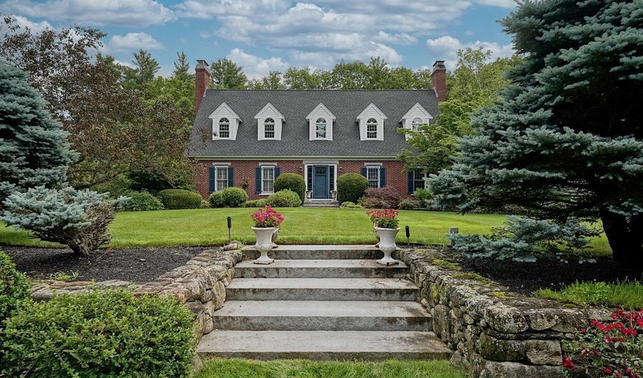 73 Mack Hill Rd, Amherst, NH 03031 - 5 Beds, 3 Bath