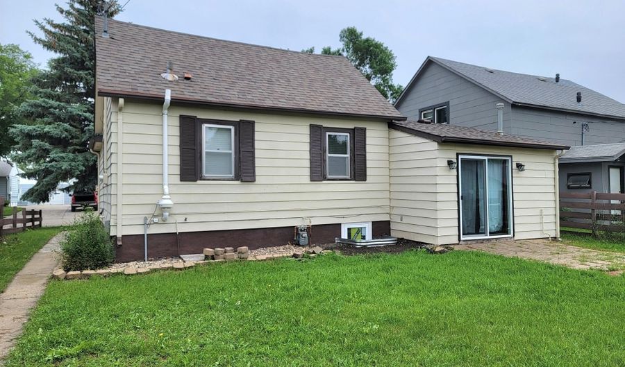 615 N 3rd St, Aberdeen, SD 57401 - 2 Beds, 2 Bath