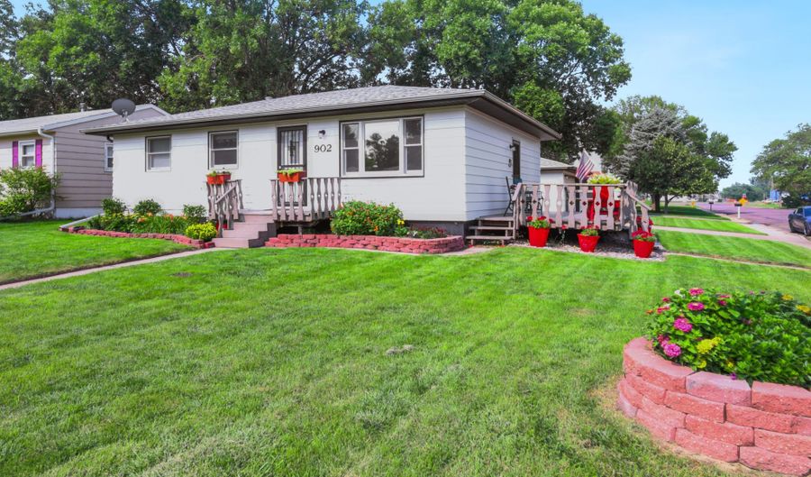 902 S 17th St, Aberdeen, SD 57401 - 4 Beds, 2 Bath