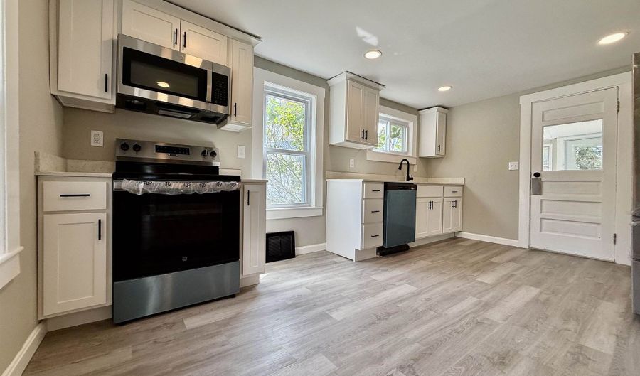 516 Hall St, Bow, NH 03304 - 2 Beds, 2 Bath