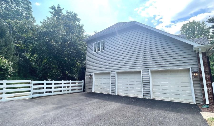 24383 TROMBONE Ct, Aldie, VA 20105 - 5 Beds, 5 Bath