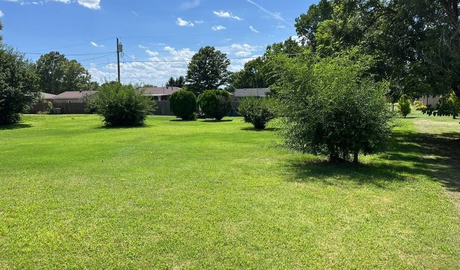 1114 N. Springfield, Anthony, KS 67003 - 2 Beds, 3 Bath