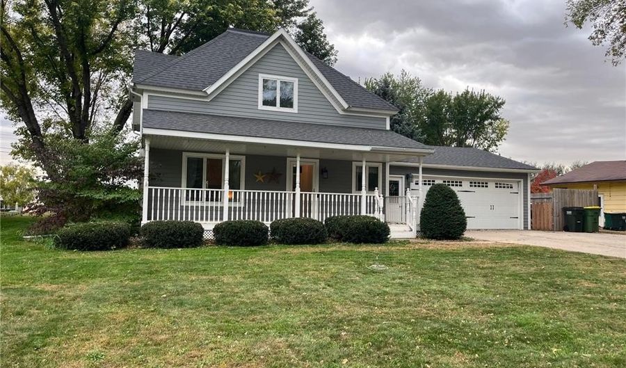 96 E Park St, Cottonwood, MN 56229 - 3 Beds, 3 Bath