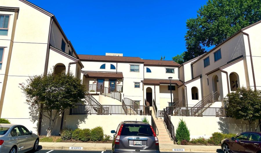8902 BATTERY Pl, Bethesda, MD 20814 - 2 Beds, 2 Bath