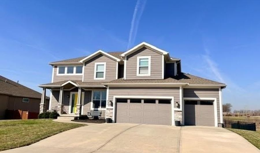 6416 N 142nd St, Basehor, KS 66007 - 4 Beds, 4 Bath
