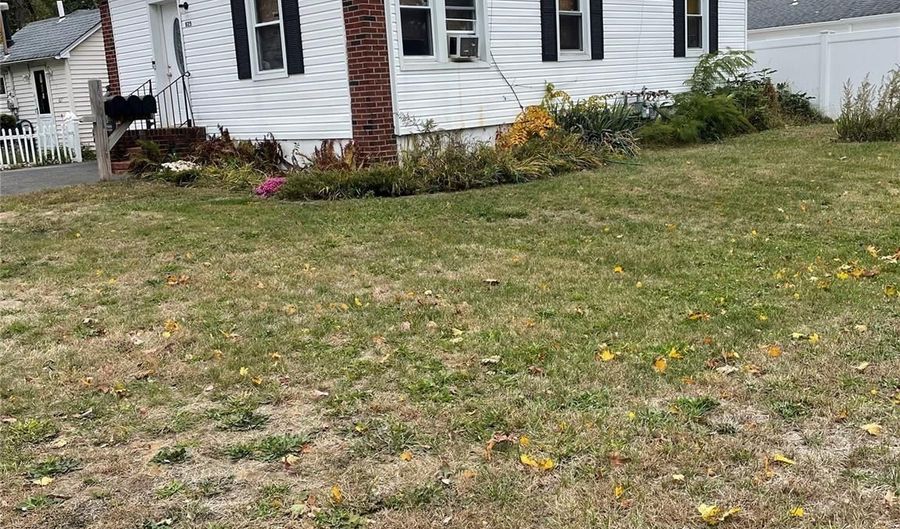 825 County Line Rd, Amityville, NY 11701 - 2 Beds, 1 Bath