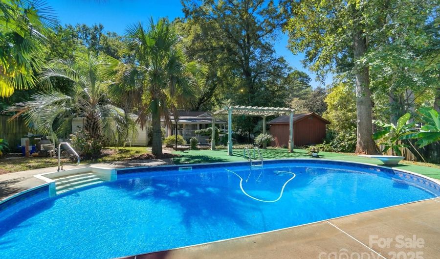 955 Hickory Nut St, Charlotte, NC 28205 - 2 Beds, 2 Bath