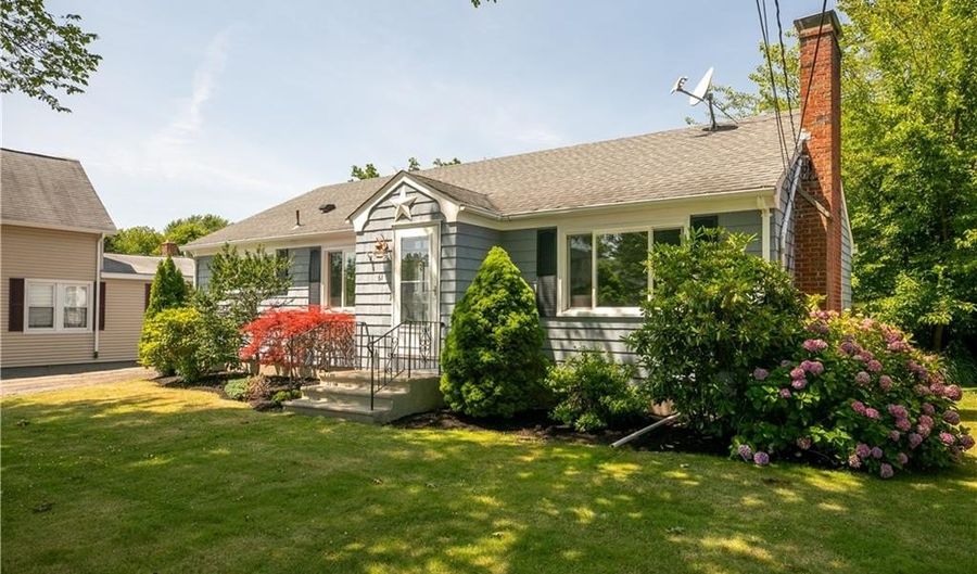 61 Richmond St, Bristol, RI 02809 - 3 Beds, 2 Bath