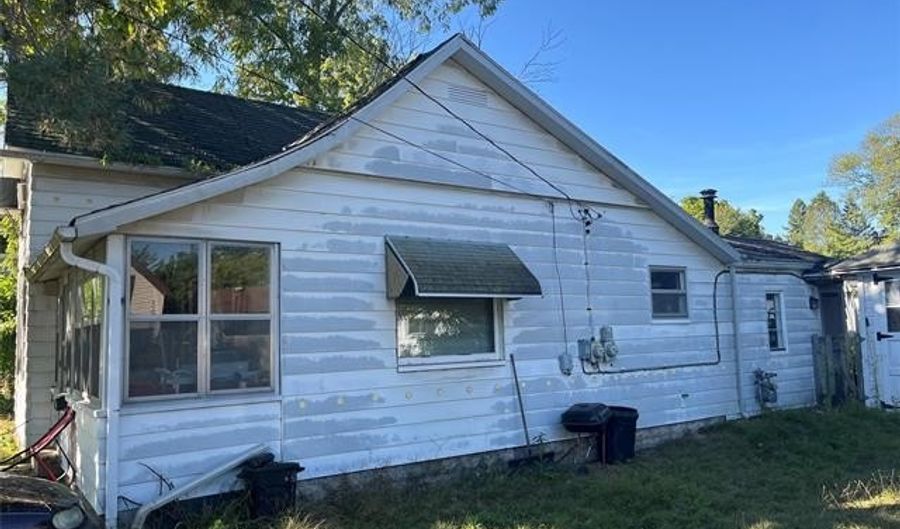 618 Green St, Algonac, MI 48001 - 2 Beds, 1 Bath