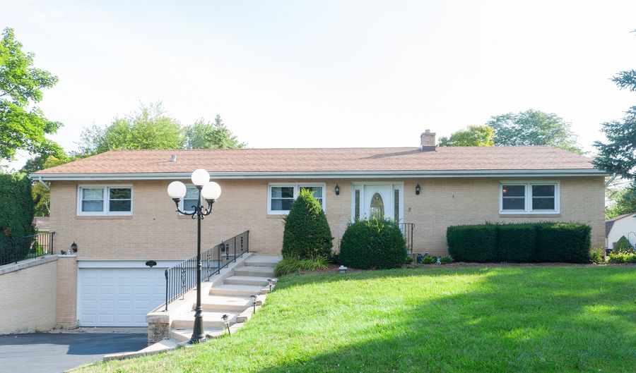 16 E Stonegate Dr, Prospect Heights, IL 60070 - 4 Beds, 3 Bath