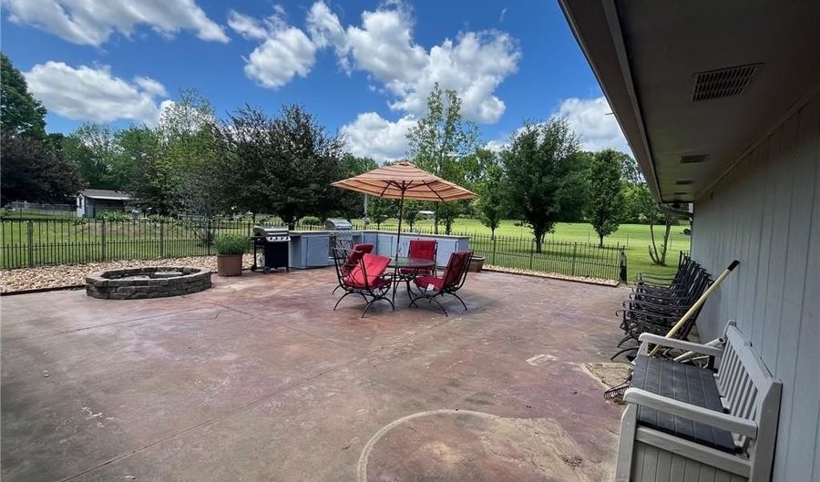806 SE Avenue 8 Ave, Atkins, AR 72823 - 4 Beds, 3 Bath