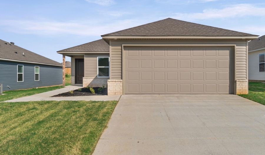 8040 Chesapeake Trl, Bauxite, AR 72011 - 4 Beds, 2 Bath