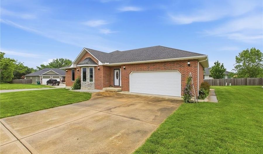 201 S Wilson St, Archie, MO 64725 - 3 Beds, 2 Bath
