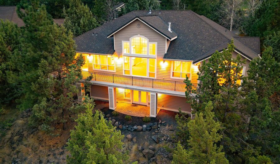 3269 NW Fairway Heights Dr, Bend, OR 97703 - 3 Beds, 4 Bath