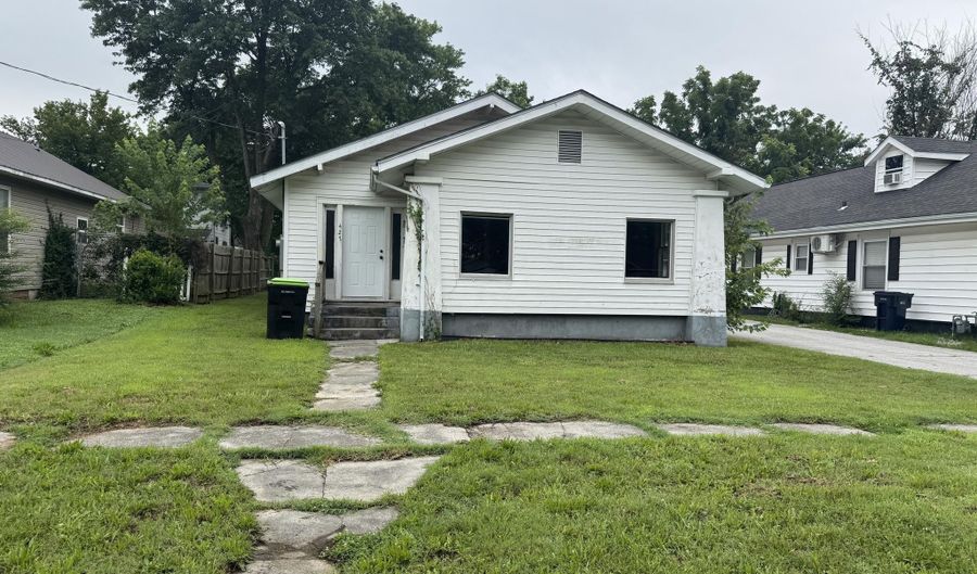 427 E 15th St, Baxter Springs, KS 66713 - 3 Beds, 2 Bath