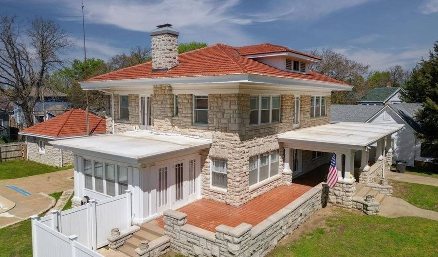 411 N B St, Arkansas City, KS 67005 - 5 Beds, 5 Bath