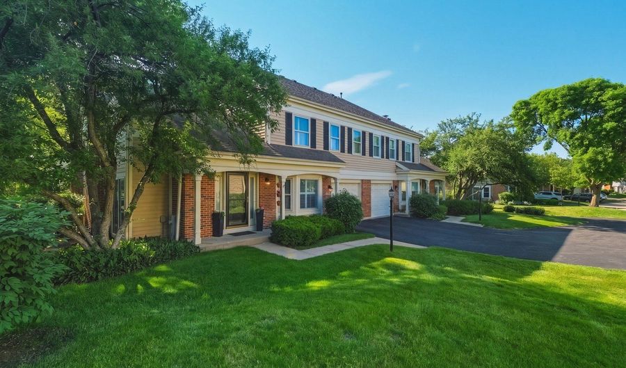 1934 N Charter Point Dr, Arlington Heights, IL 60004 - 2 Beds, 3 Bath