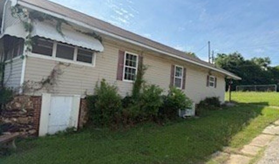 726 Oglethorpe Ave, Americus, GA 31709 - 3 Beds, 2 Bath