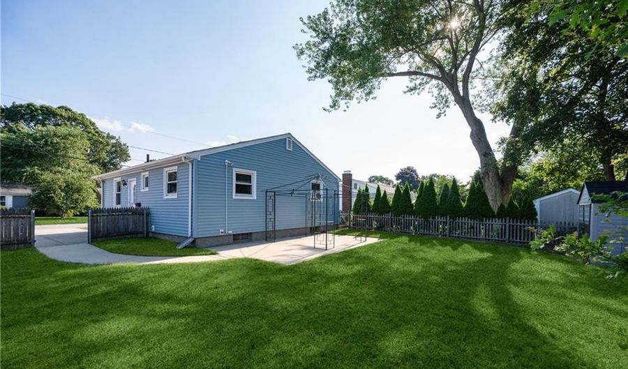 34 Dearborn Dr, East Providence, RI 02915 - 3 Beds, 2 Bath