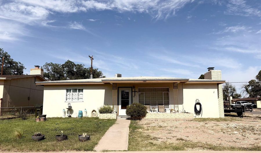 916 Valverde St, Carlsbad, NM 88220 - 3 Beds, 2 Bath