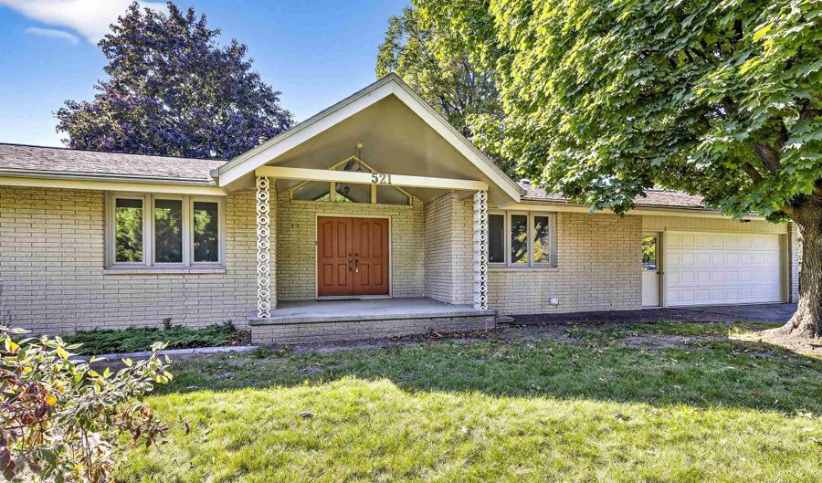 521 W SENECA Dr, Appleton, WI 54911 - 3 Beds, 2 Bath