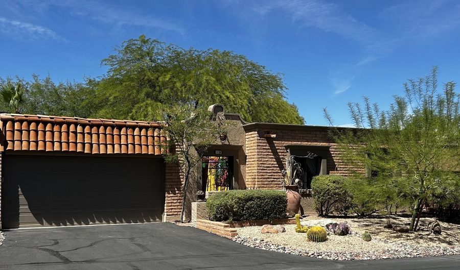 37212 N TRANQUIL Trl N 18, Carefree, AZ 85377 - 2 Beds, 2 Bath