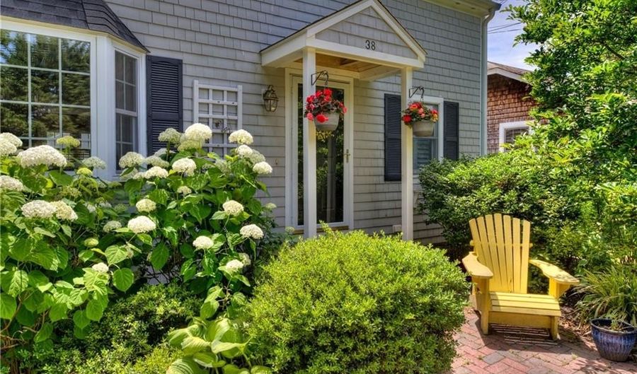 38 Highland Ave, Barrington, RI 02806 - 3 Beds, 2 Bath