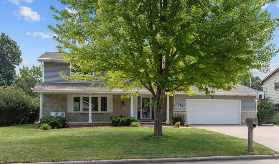 1330 N BRIARCLIFF Dr, Appleton, WI 54915 - 4 Beds, 3 Bath