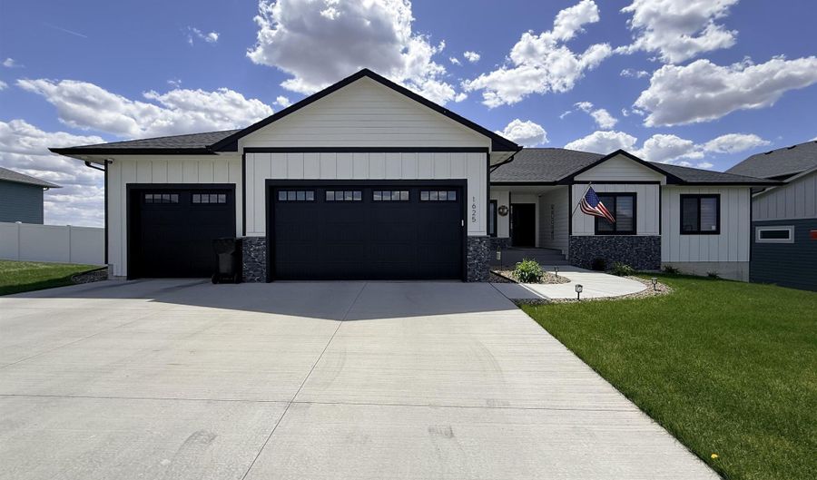 1625 W River Bend St, Brandon, SD 57005 - 5 Beds, 3 Bath