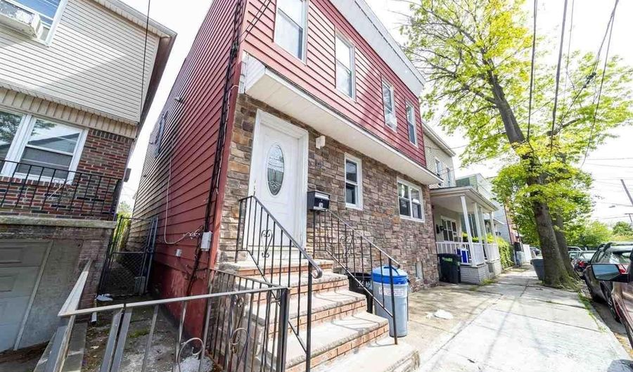 14 MEADOW St, Bayonne, NJ 07002 - 6 Beds, 2 Bath