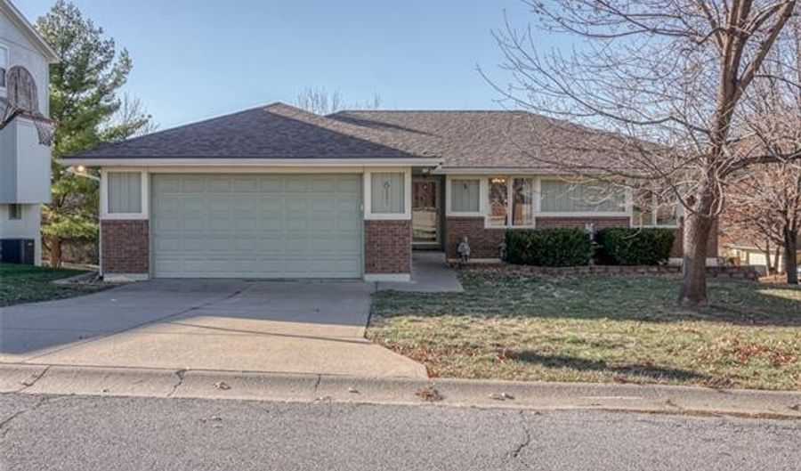 611 NW 42nd St, Blue Springs, MO 64015 - 3 Beds, 3 Bath