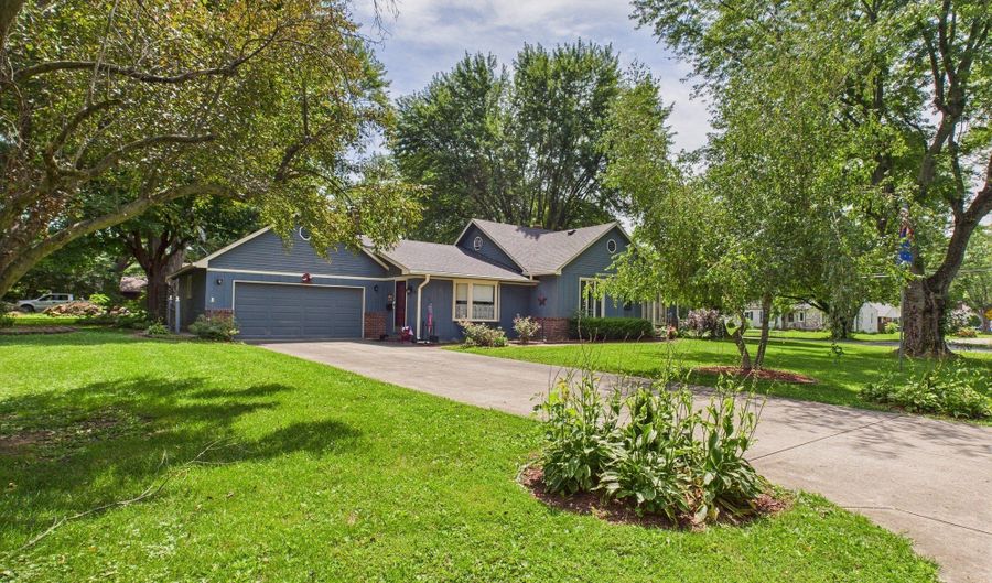 1917 Winding Way, Anderson, IN 46011 - 3 Beds, 2 Bath