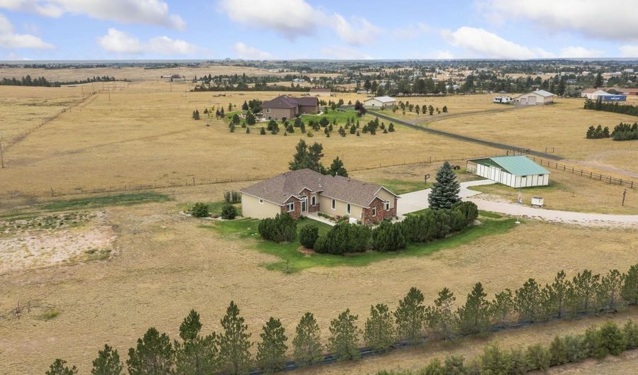 10423 BEARTOOTH Dr, Cheyenne, WY 82009 - 5 Beds, 3 Bath