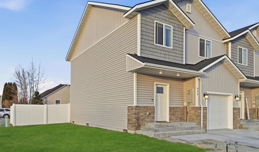 900 E 20th St, Burley, ID 83318 - 3 Beds, 3 Bath