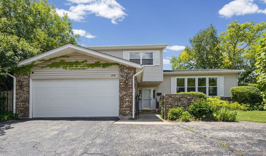 219 W Appletree Ln, Arlington Heights, IL 60004 - 5 Beds, 3 Bath