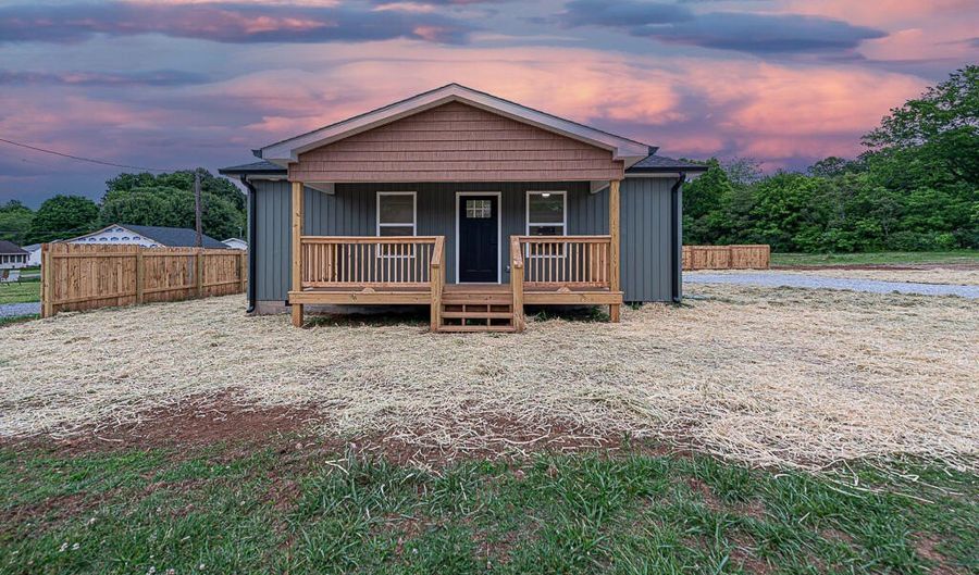 135 Short St, Athens, TN 37303 - 2 Beds, 2 Bath