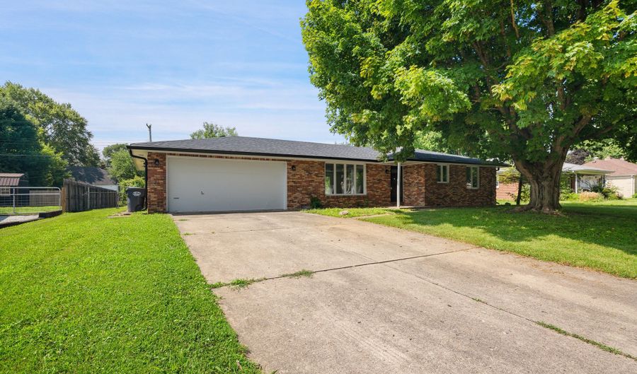 615 Country Club Ln, Anderson, IN 46011 - 2 Beds, 2 Bath