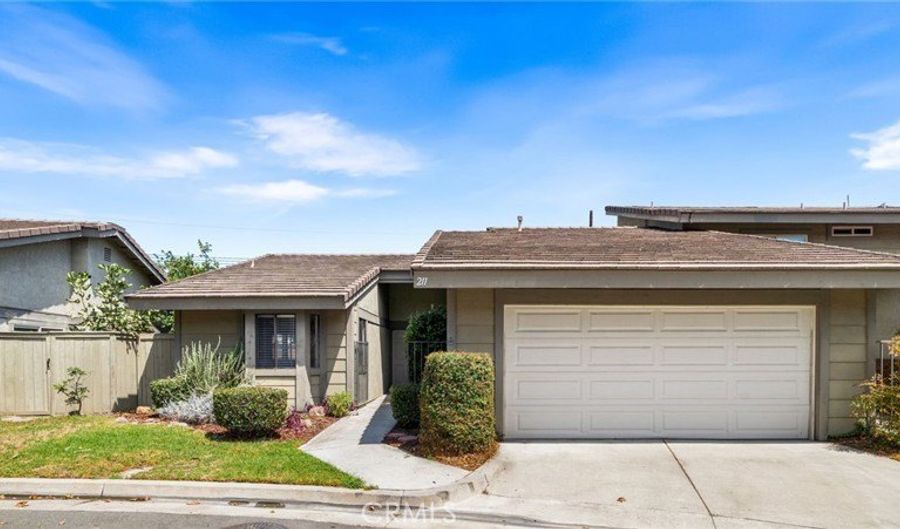 211 E Ponderosa Ln 10, Anaheim, CA 92802 - 2 Beds, 2 Bath