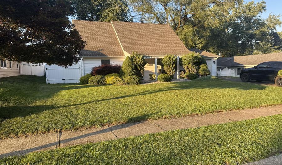 28 Irongate Ln, Aberdeen, NJ 07747 - 4 Beds, 3 Bath