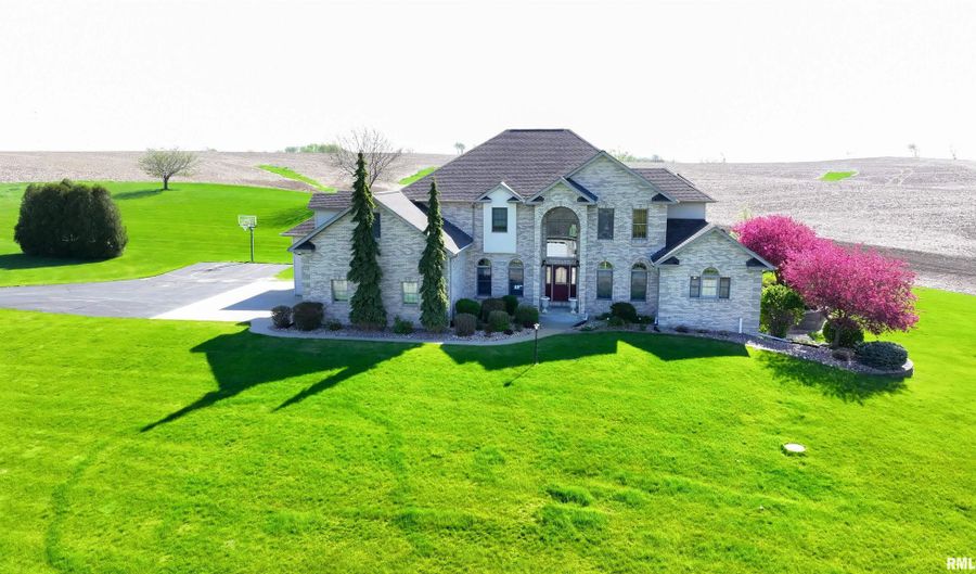 3055 VALLEY VIEW Ct, Clinton, IA 52732 - 4 Beds, 5 Bath