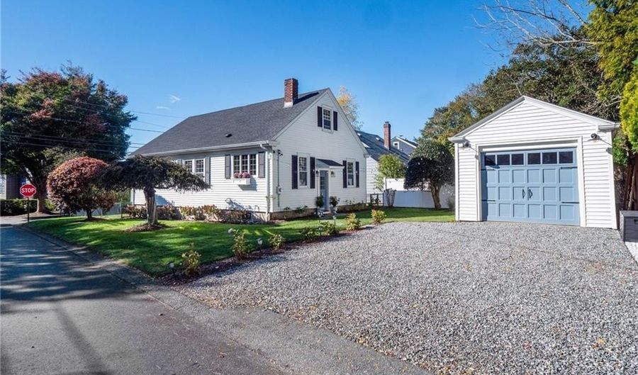 26 Vernon Ave, Newport, RI 02840 - 2 Beds, 2 Bath