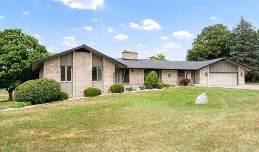 7290 Wingeier Ave SE, Alto, MI 49302 - 6 Beds, 4 Bath