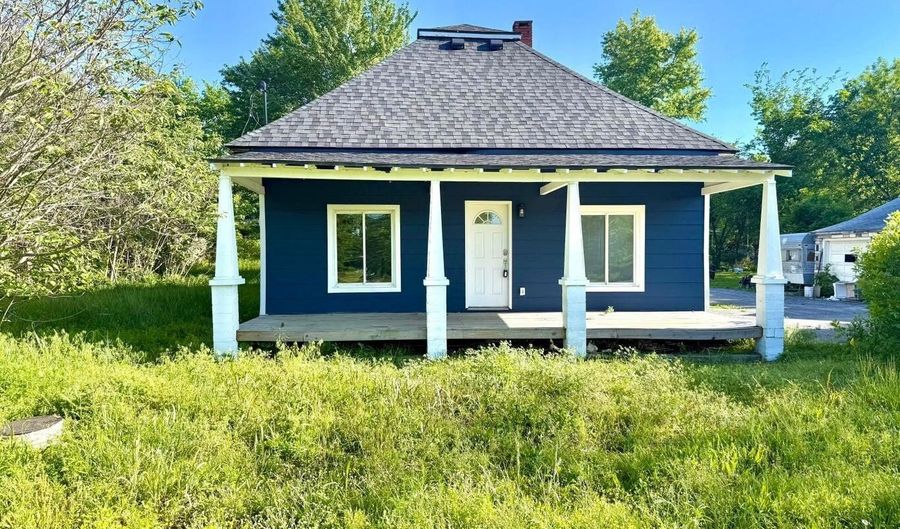 301 W High St, Alba, MO 64830 - 2 Beds, 2 Bath