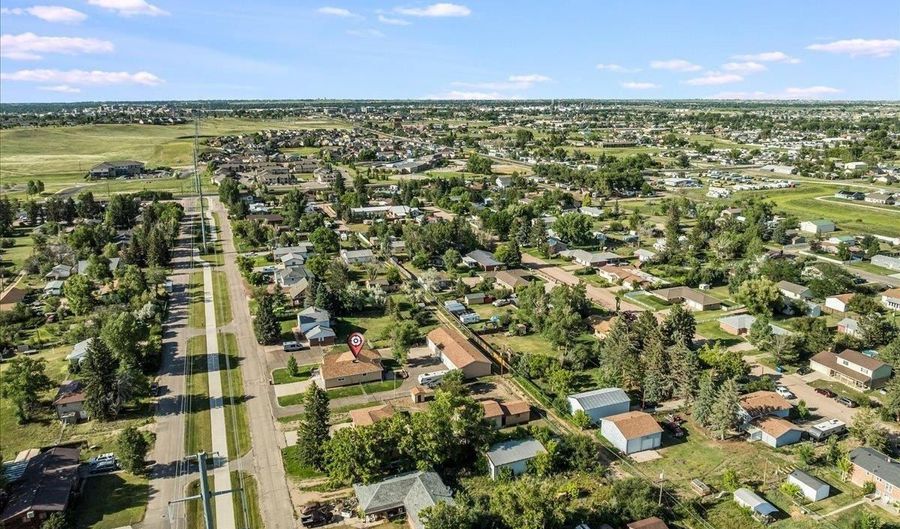 2011 PARK Ave, Cheyenne, WY 82007 - 5 Beds, 3 Bath